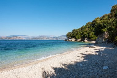 Erimitis Ormanı 'ndaki deniz manzarası, Kuzey Doğu Korfu, Yunanistan