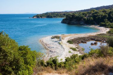 Erimitis Ormanı 'ndaki deniz manzarası, Kuzey Doğu Korfu, Yunanistan