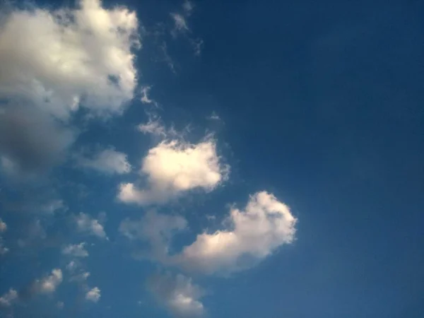 Μπλε Ουρανός Σύννεφα — Φωτογραφία Αρχείου