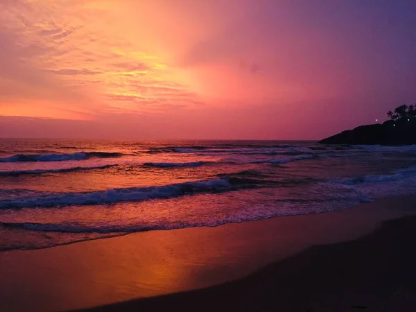 Kleurrijke Zonnestralen Het Strand — Stockfoto