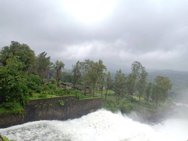 Kanal kapısından akan su