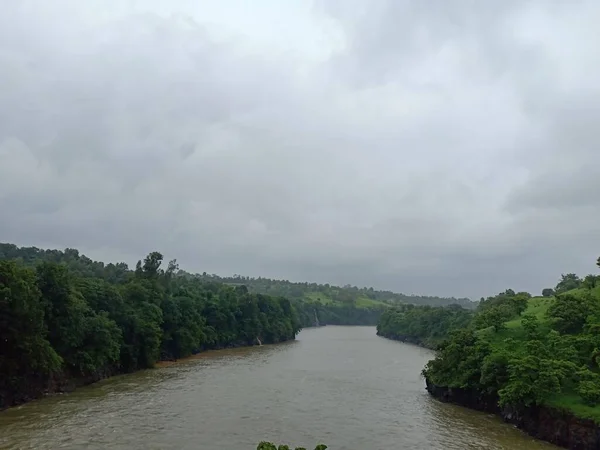 Pravara Nehri Bhandaradara Maharashtra Daki Dağların Arasından Akıyor — Stok fotoğraf