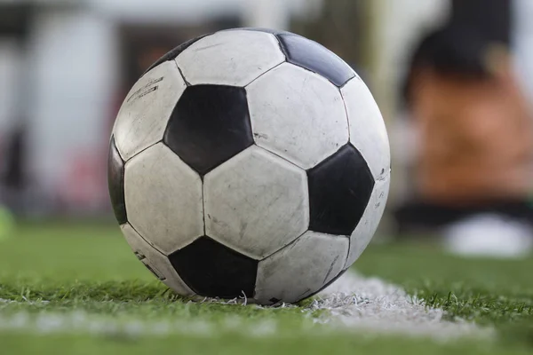 Bola Futebol Foco Tradicional Campo Futebol — Fotografia de Stock