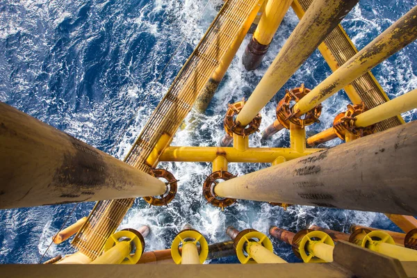 Offshore Pijpboor Gele Gasproductie Aardoliepijpleiding Golven Zee — Stockfoto