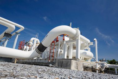 Petrol fabrikasında petrol rafinerisi Petrokimya endüstrisinde uzun borular ve boru dirseği..