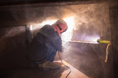 Koruyucu giysiler giyen ve yüzen duba sanayi inşaat yağı ve gaz veya kapalı alanlarda kaynakçılık yapan erkek işçiler..