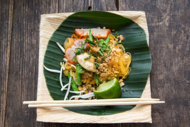 Domuz etli ve sebzeli erişteler masanın üzerinde. Yatay görünümün üstü
