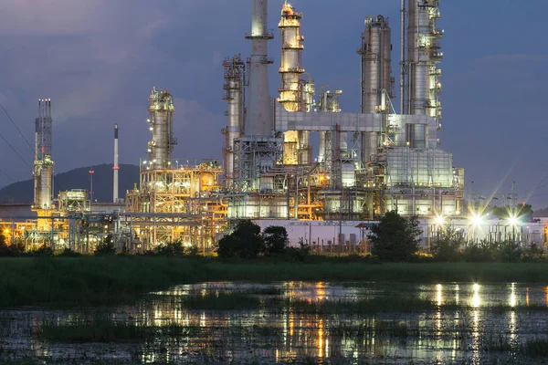 Olieraffinaderij Schemering Met Lucht Achtergrond — Stockfoto