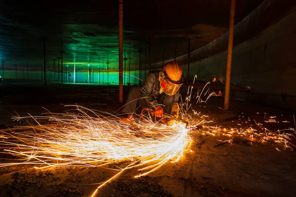 Maschio Lavoratore Metallo Taglio Scintilla Sulla Piastra Acciaio Fondo Serbatoio — Foto Stock