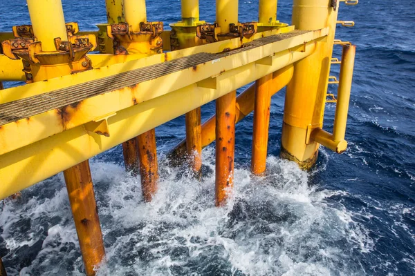 Offshore Boor Gele Gasproductie Aardoliepijpleiding Golven Zee — Stockfoto