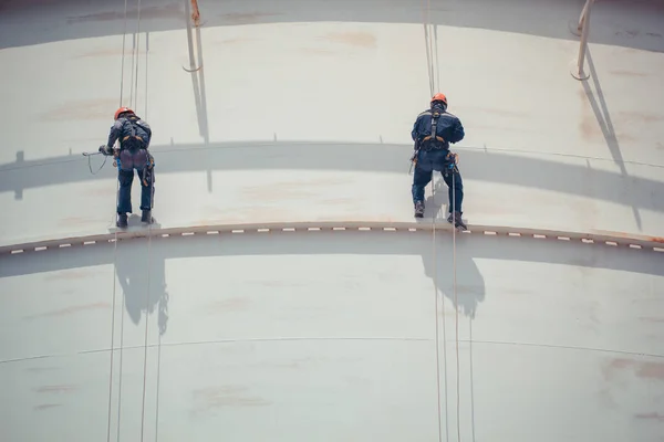 厚さ貯蔵ホワイトタンク産業の男性2人の労働者ロープアクセス検査 — ストック写真