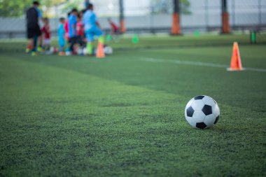 Futbol taktikleri çimen sahası üzerinde eğitim için koni ile