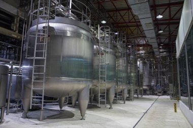 Paslanmaz çelik tankları olan modern süt mahzeni