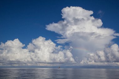 deniz mavi gökyüzünde güneş ışığı arka planında