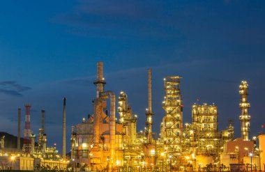 Alacakaranlık vakti Petrokimya endüstrisinin petrol rafinerisi ve depolama beyaz tank yağı manzarası