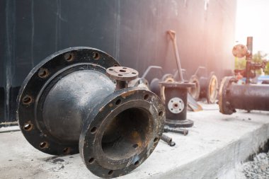 Boru ve valf yağı depolama tankına akıyor