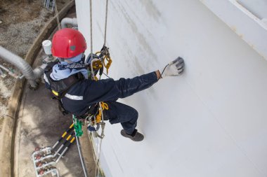 Üst Manzara Erkek işçi halat erişimi İnceleme Kalınlık depolama tank endüstrisi