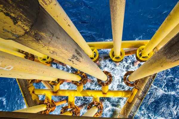 Offshore Pijpboor Gele Gasproductie Aardoliepijpleiding Golven Zee — Stockfoto