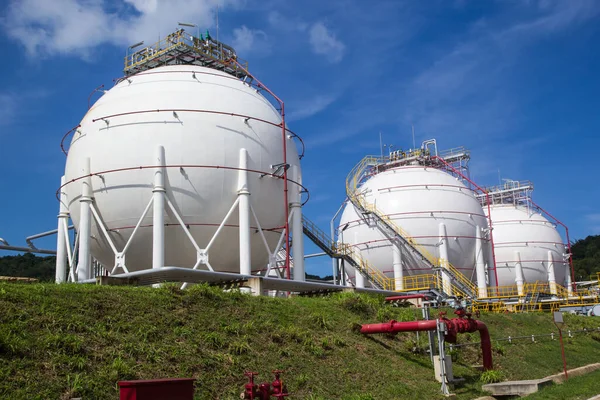 Sferyczne Zbiorniki Białe Zawierające Rafinerie Oleju Napędowego Błękitne Niebo — Zdjęcie stockowe