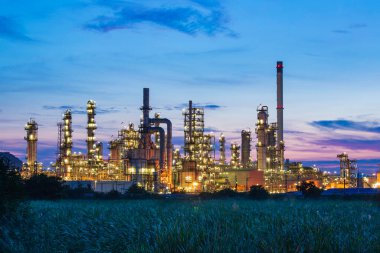 Petrol rafinerisi, fabrika ve Petrokimya endüstrisinin kule sütunu. Akşam batımı arka planı.