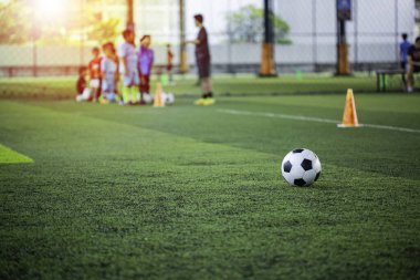 Futbol taktikleri çimen sahası üzerinde eğitim için koni ile