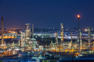Petrol rafinerisi, fabrika ve Petrokimya endüstrisinin kule sütunu. Akşam batımı arka planı.