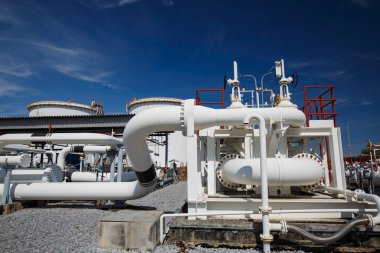 Petrol fabrikasında petrol rafinerisi Petrokimya endüstrisinde uzun borular ve boru dirseği..