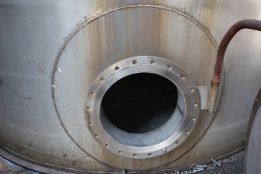 Kapalı alanda kimyasal açık rögar kapaklı paslanmaz tank.