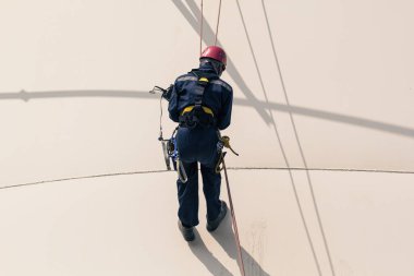 Erkek işçi halat erişim denetimi Kalınlık depolama tankı endüstrisi.