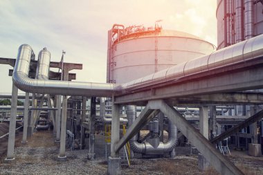 Boru hattı petrol ve gaz depolama tankı dikey olarak yığıldı