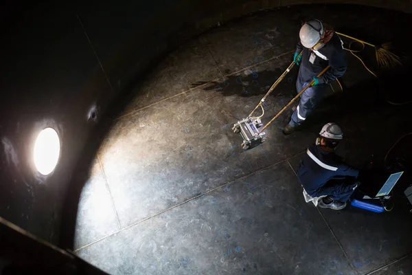 Macho Dos Trabajador Inspección Escaneo Tanque Óxido Espesor Inferior Placa — Foto de Stock