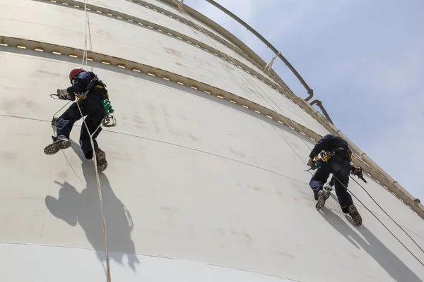 Macho Dos Trabajador Cuerda Acceso Inspección Espesor Almacenamiento Blanco Tanque — Foto de Stock