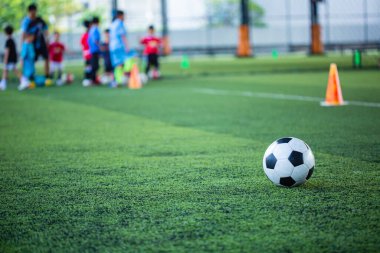 Futbol taktikleri çimen sahası üzerinde eğitim için koni ile