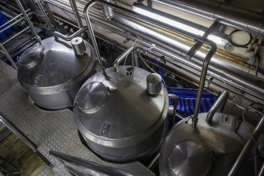 Üst Manzara Paslanmaz çelik tankları olan modern süt mahzeni