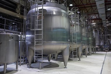 Paslanmaz çelik tankları olan modern süt mahzeni