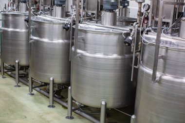 Paslanmaz çelik tankları olan modern hindistan cevizi sütü mahzeni.