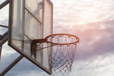 Gökyüzü arka planında işaret fişeğiyle basketbol potası