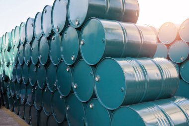 Petrol varilleri mavi ya da kimyasal variller güneş ışığını istifliyor