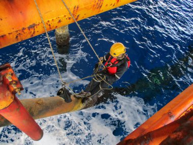 Erkek işçi halat erişim denetimi off-shore sondaj sarı yağ ve gaz üretim petrol boru hattı.