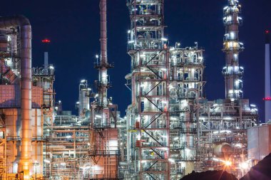 Petrol rafinerisi ve Petrokimya endüstrisinin inşaat sahasının kule sütununun gece sahnesi.