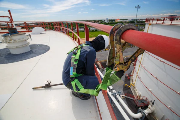 안전을 처음으로 마구를 근로자와 지붕이 지붕에 난간에서 일하는 — 스톡 사진