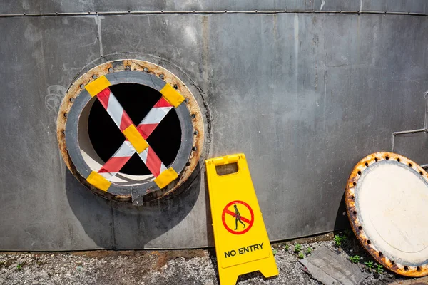 Stainless Tank Chemical Open Manhole Confined Space Symbol Hazard Badge — Stock Photo, Image