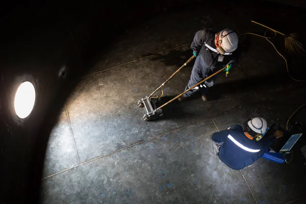 Macho Dos Trabajador Inspección Escaneo Tanque Óxido Espesor Inferior Placa — Foto de Stock