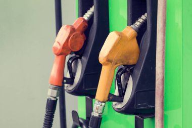 Benzin istasyonundaki sarı ve kırmızı benzin pompaları yeşil, Tayland petrol istasyonundaki yakıt hortumları