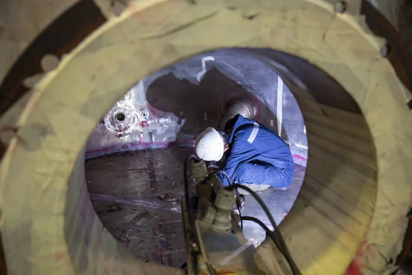 Erkek Siyah Yakıt Tankı Petrol Alanına Girdi Kapalı Uzay Güvenlik — Stok fotoğraf