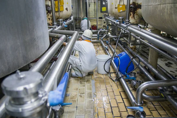 Homme Deux Travaillent Processus Tuyau Lait Fabrication Avec Réservoir Inoxydable — Photo