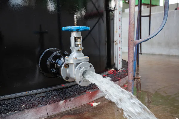 Ventilvatten Flödesavtappningstanksolja Vid Presure — Stockfoto