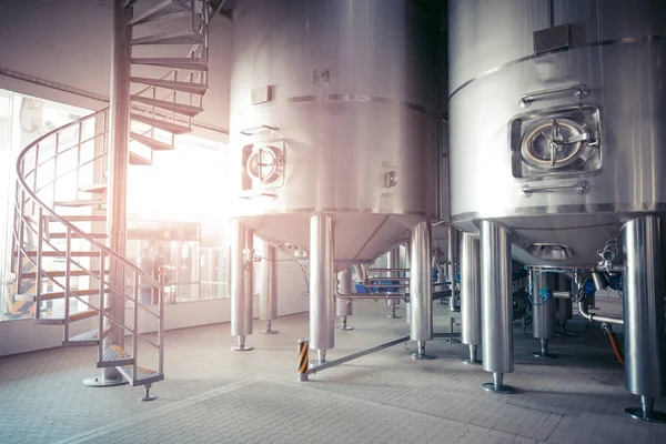 Merdivenler için paslanmaz çelik tankları olan modern süt mahzeni.