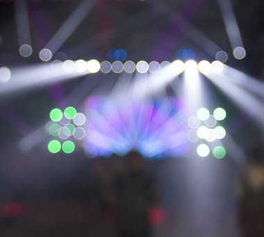 Arka planda parlak renkli sahne ışıkları, Bokeh konser ışığı