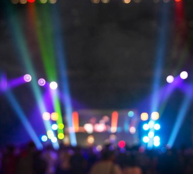 Arka planda parlak renkli sahne ışıkları, Bokeh konser ışığı